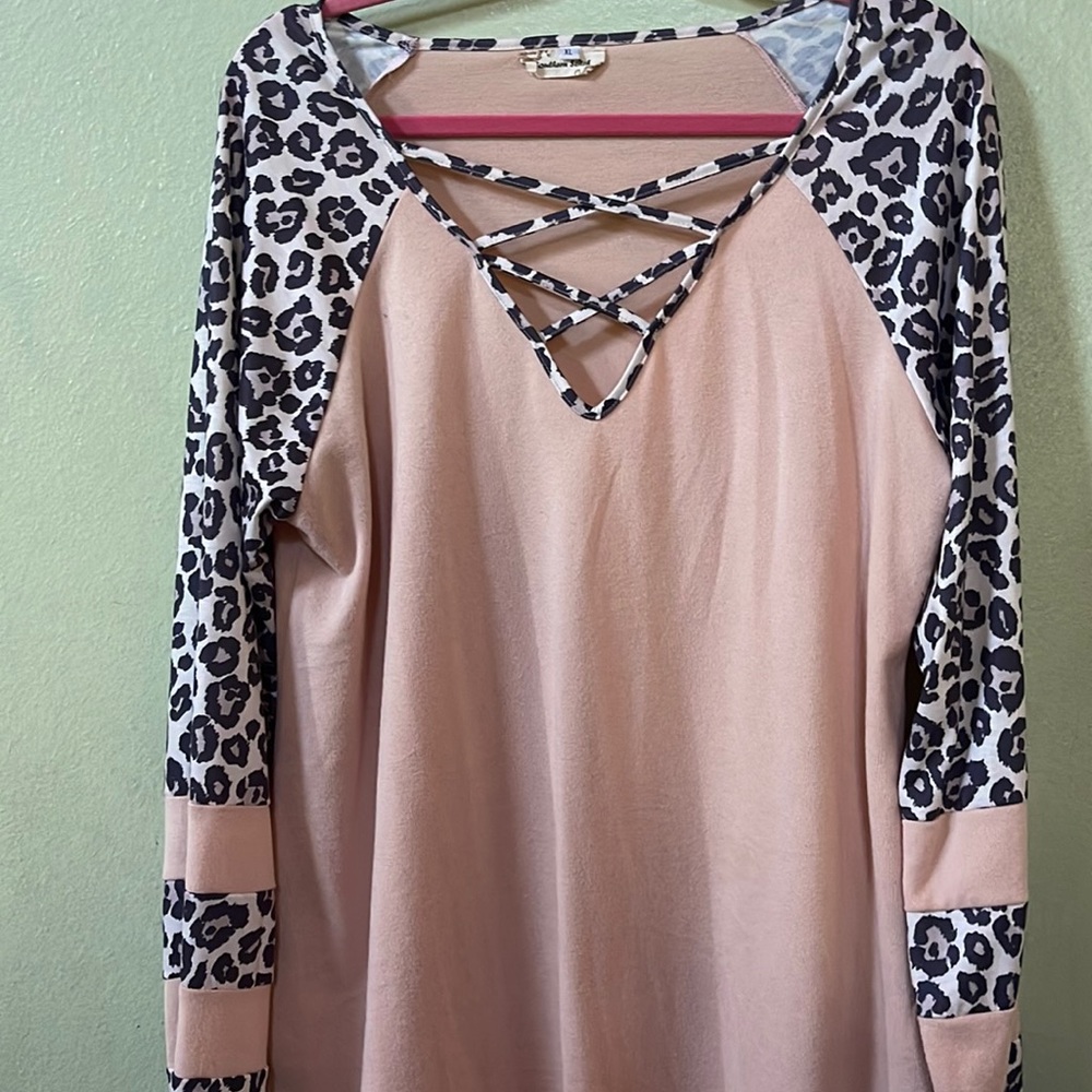 Peach/leopard print accents v cut top never worn but no tags